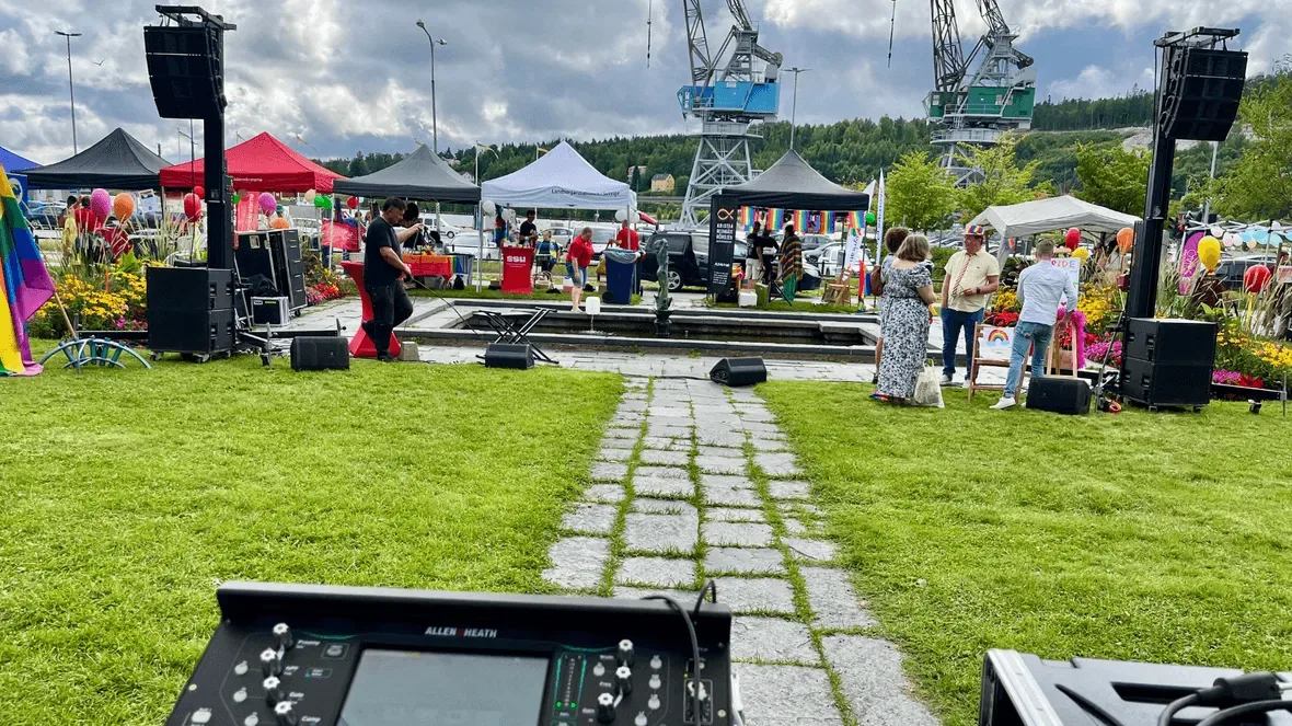 Publik och tält vid utomhusevent