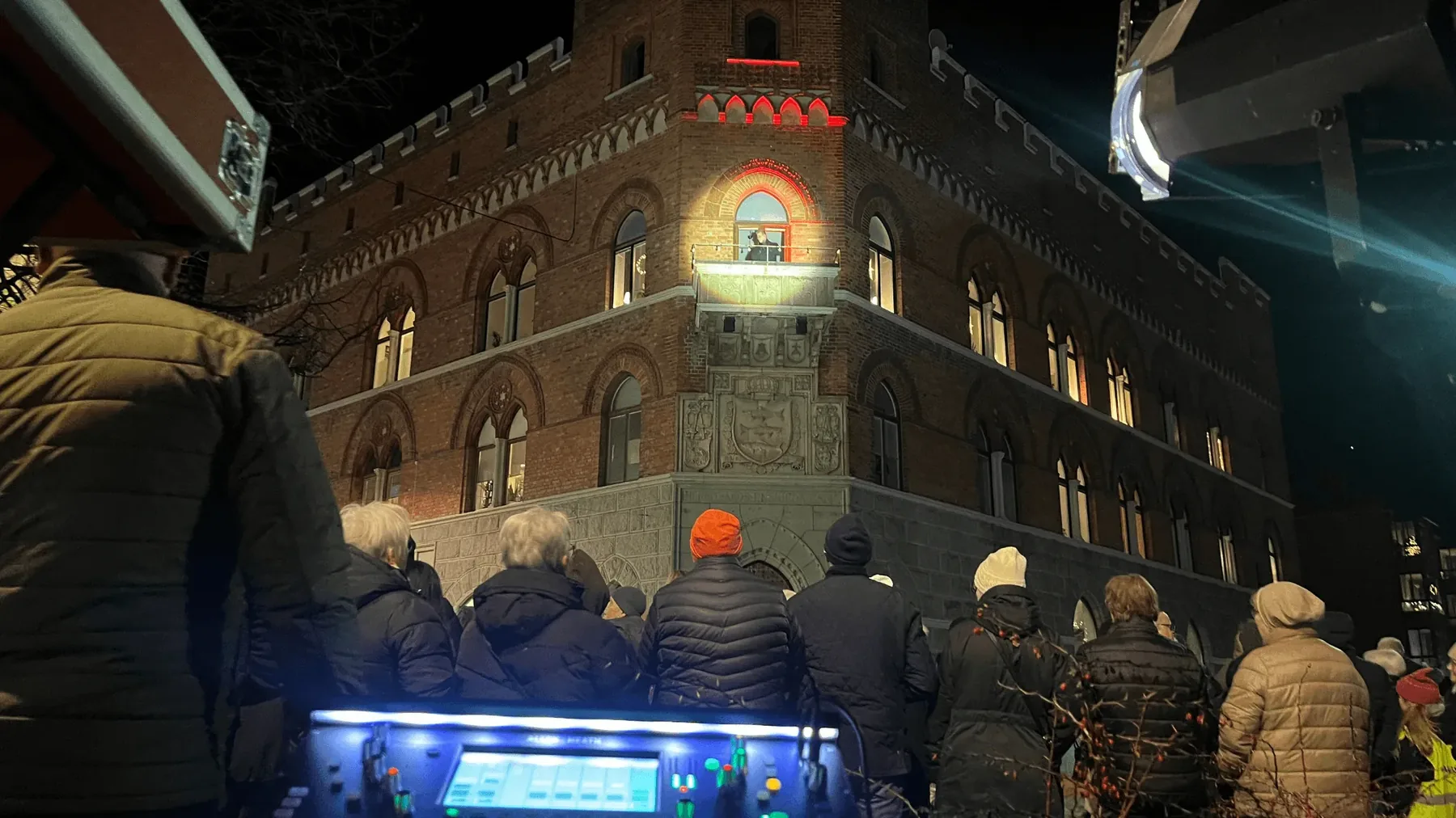 Kvällskonsert med publik framför mixerbordet