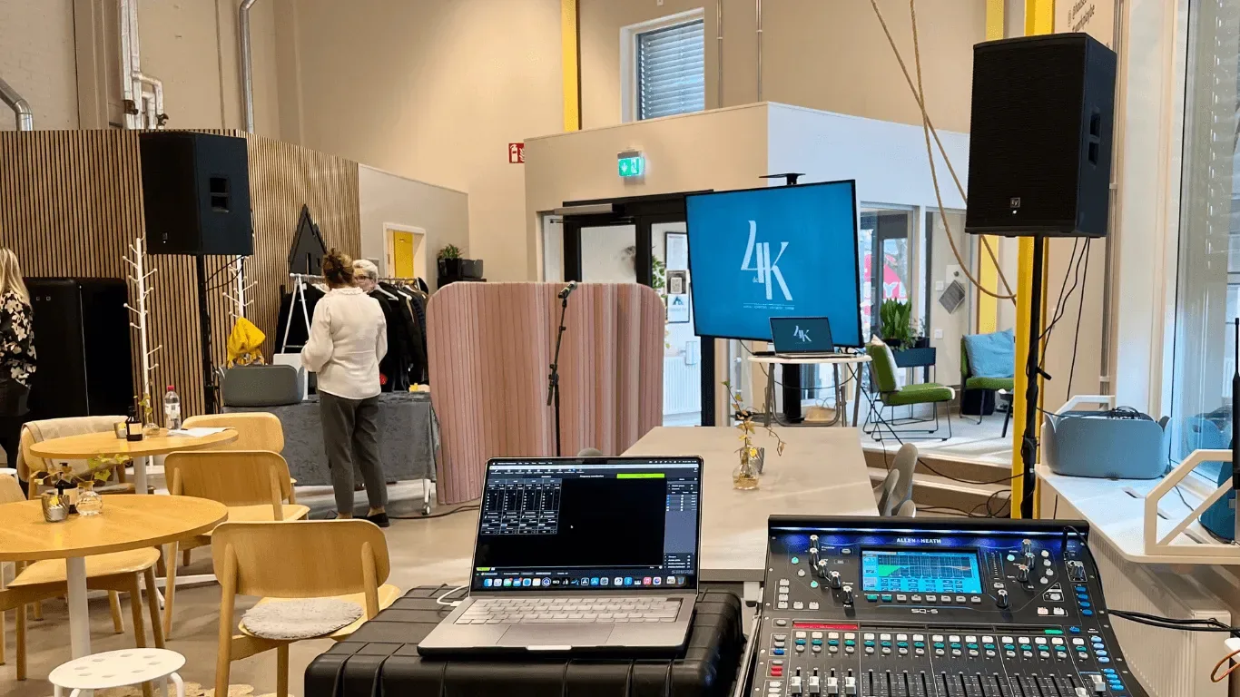 Fast ljudinstallation i butik med högtalare och mixerbord